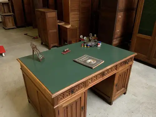 Antiker doppelseitiger Neogotischer  Schreibtisch -  Lieferung möglich!