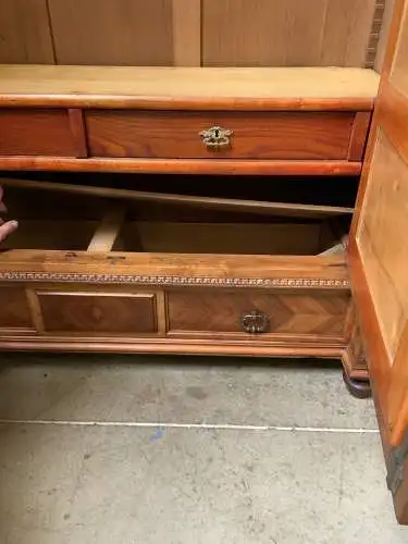 Antiker imposanter Jugendstil Kleiderschrank mit Wäschefach - Lieferung möglich!