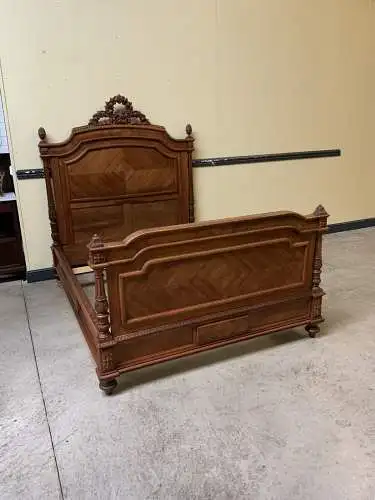 Antikes sensationelles Jugendstil Nußbaum Bett, Louis XVI - Lieferung möglich!