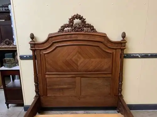 Antikes sensationelles Jugendstil Nußbaum Bett, Louis XVI - Lieferung möglich!