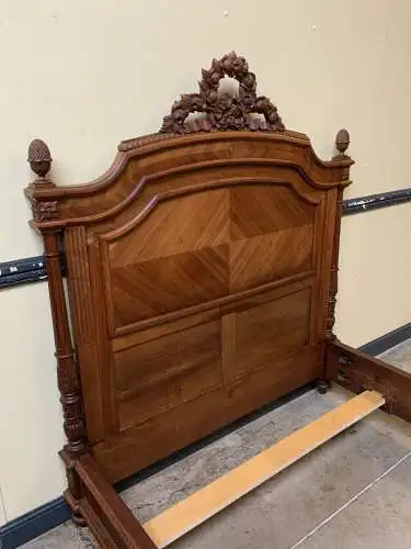 Antikes sensationelles Jugendstil Nußbaum Bett, Louis XVI - Lieferung möglich!