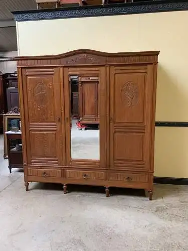 Antiker breiter Jugendstil Kleiderschrank mit Wäschefächer,   Lieferung möglich!