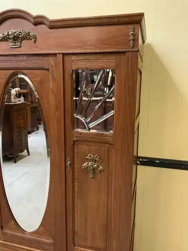 Antiker Jugendstil Kleiderschrank mit Bronzeverzierungen -  Lieferung möglich!