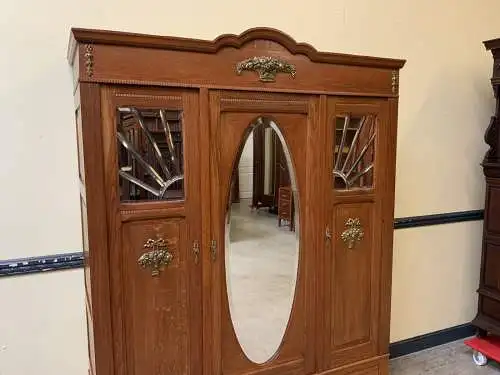 Antiker Jugendstil Kleiderschrank mit Bronzeverzierungen -  Lieferung möglich!