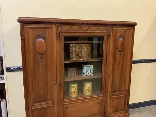 Antiker Jugendstil Nußbaum Bücherschrank, Vitrine -  Lieferung möglich!