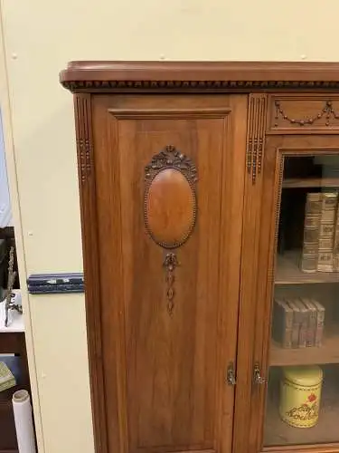 Antiker Jugendstil Nußbaum Bücherschrank, Vitrine -  Lieferung möglich!