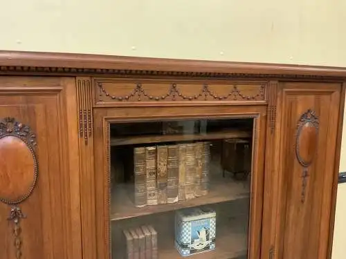 Antiker Jugendstil Nußbaum Bücherschrank, Vitrine -  Lieferung möglich!