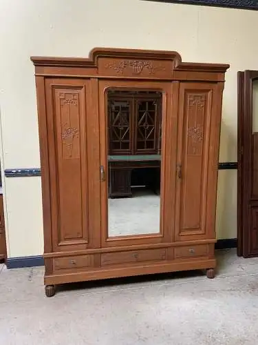 Antiker Jugendstil Kleiderschrank - Traumhaft schön - Lieferung möglich!