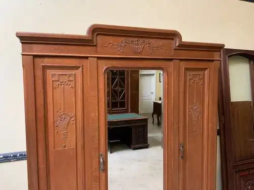 Antiker Jugendstil Kleiderschrank - Traumhaft schön - Lieferung möglich!