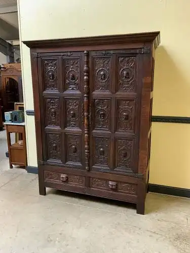 Antiker neogotischer Kleiderschrank mit Wäschefach - Lieferung möglich!