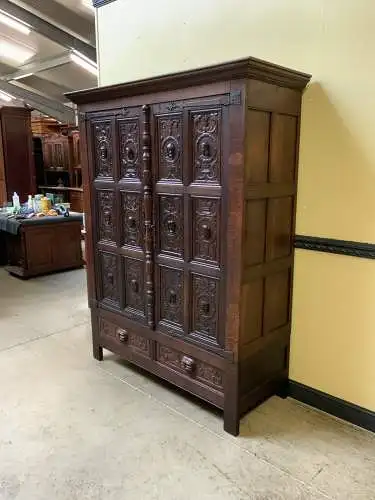 Antiker neogotischer Kleiderschrank mit Wäschefach - Lieferung möglich!