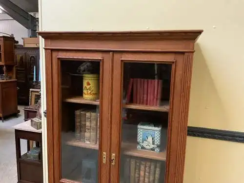 Antik - Vitrine, Bücherschrank, Jugendstil - traumhaft- Lieferung möglich.