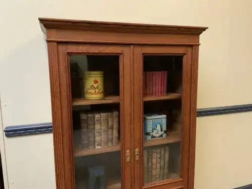 Antik - Vitrine, Bücherschrank, Jugendstil - traumhaft- Lieferung möglich.