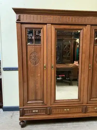 Antik - Breiter Kleiderschrank, Wäscheschrank, - Jugendstil - Lieferung möglich!