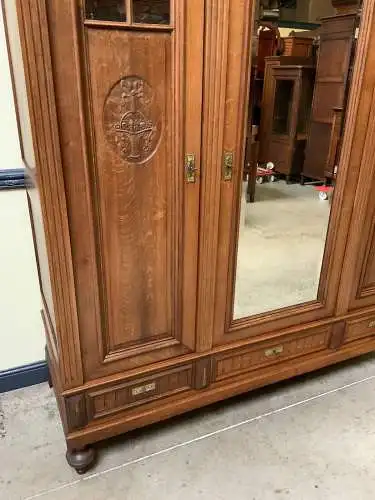 Antik - Breiter Kleiderschrank, Wäscheschrank, - Jugendstil - Lieferung möglich!