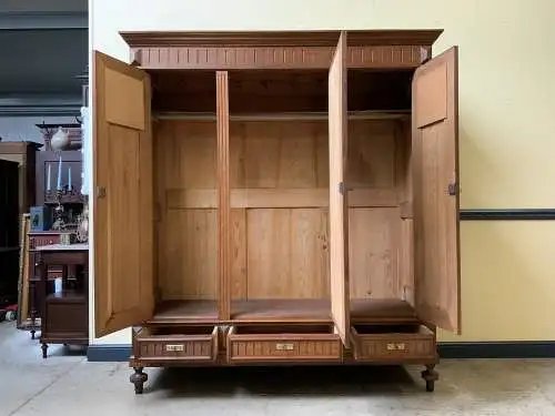 Antik - Breiter Kleiderschrank, Wäscheschrank, - Jugendstil - Lieferung möglich!