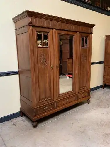 Antik - Breiter Kleiderschrank, Wäscheschrank, - Jugendstil - Lieferung möglich!