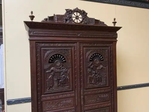 Antiker imposanter neorenaissance Kleiderschrank  -  Lieferung möglich!
