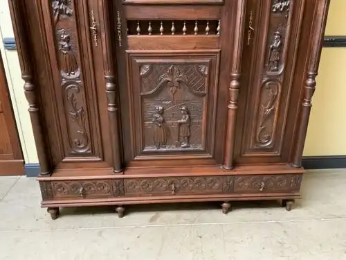 Antiker bretonischer Geschirrschrank, Wäscheschrank, - Lieferung möglich!