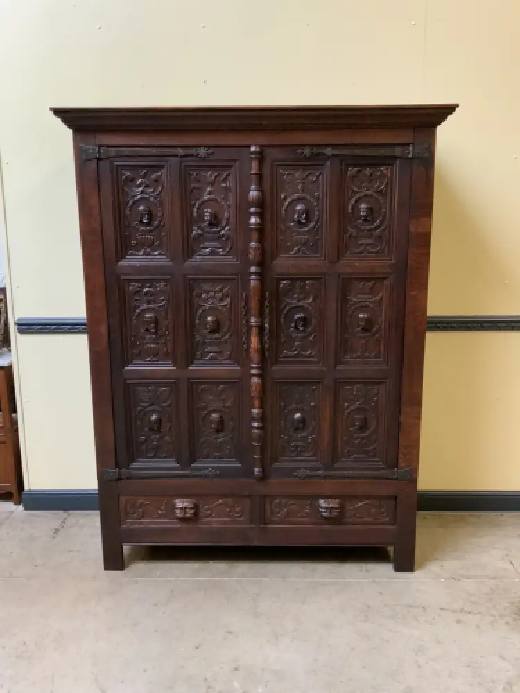 Antiker neogotischer Kleiderschrank mit Wäschefacher - Lieferung möglich! 0