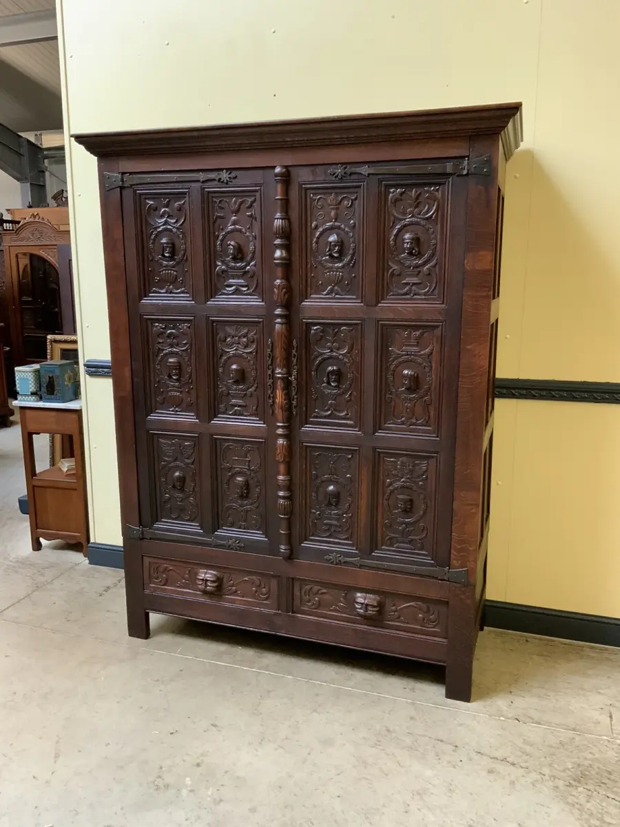 Antiker neogotischer Kleiderschrank mit Wäschefacher - Lieferung möglich! 1