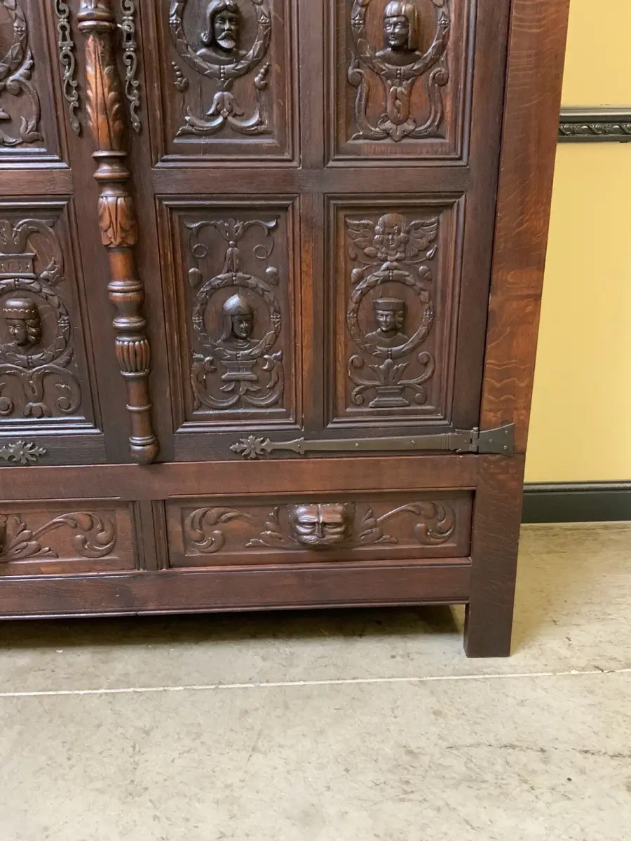 Antiker neogotischer Kleiderschrank mit Wäschefacher - Lieferung möglich! 12