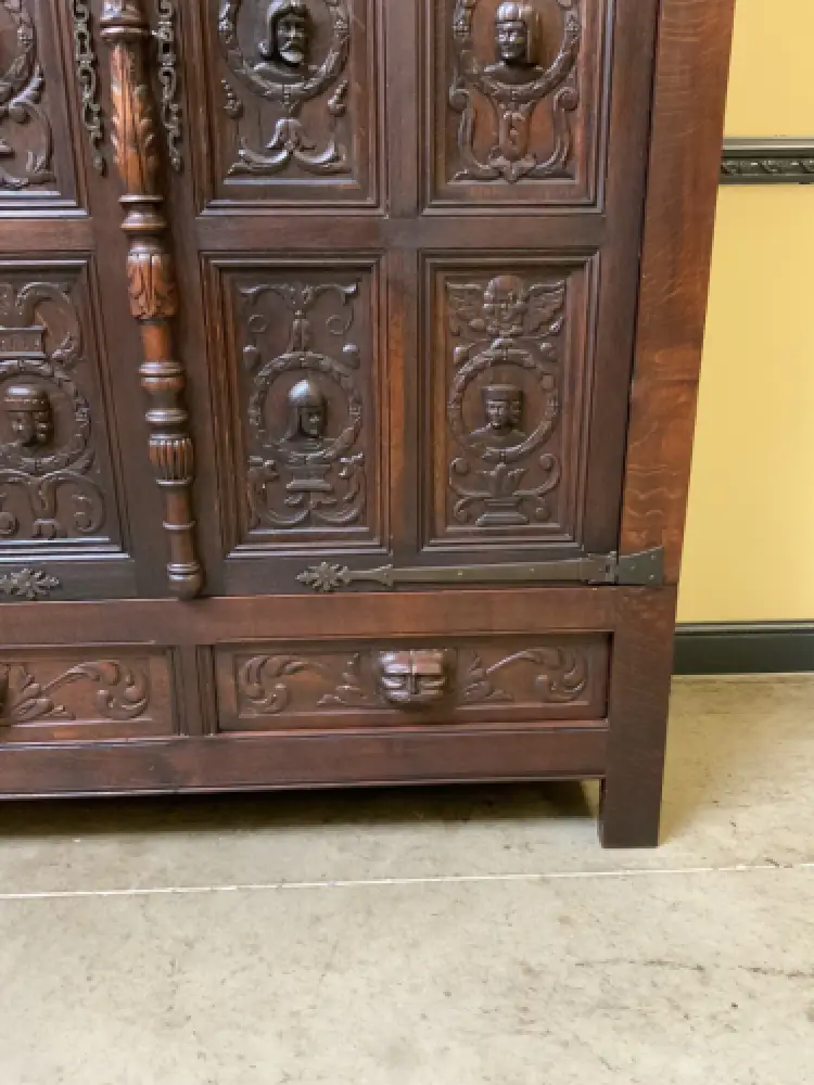 Antiker neogotischer Kleiderschrank mit Wäschefacher - Lieferung möglich! 12