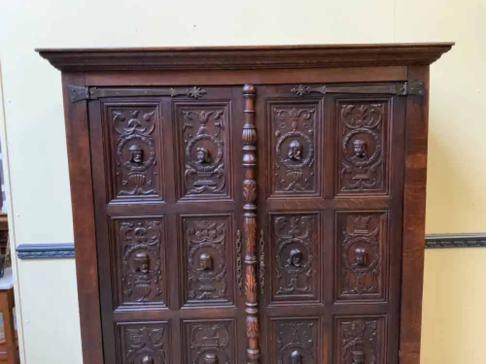 Antiker neogotischer Kleiderschrank mit Wäschefacher - Lieferung möglich! 6