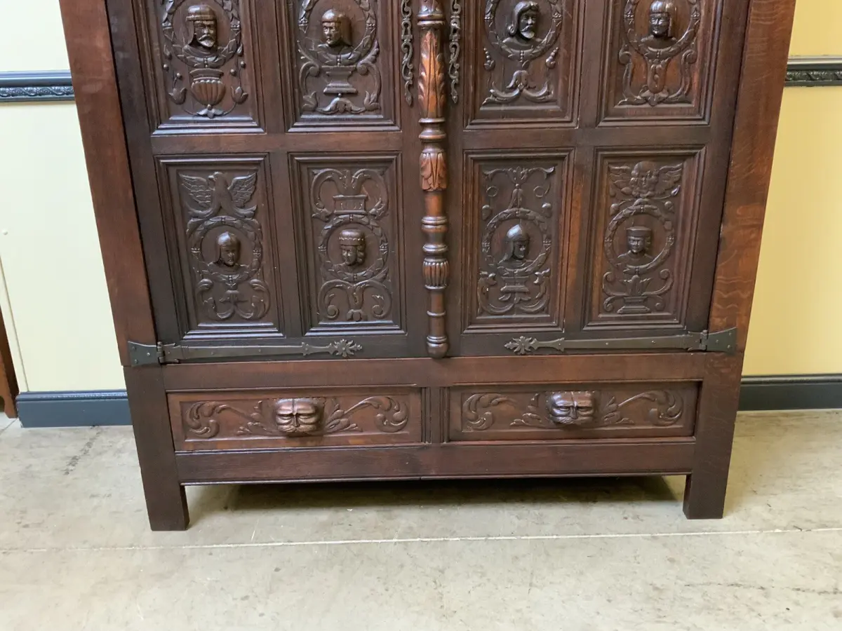 Antiker neogotischer Kleiderschrank mit Wäschefacher - Lieferung möglich! 7