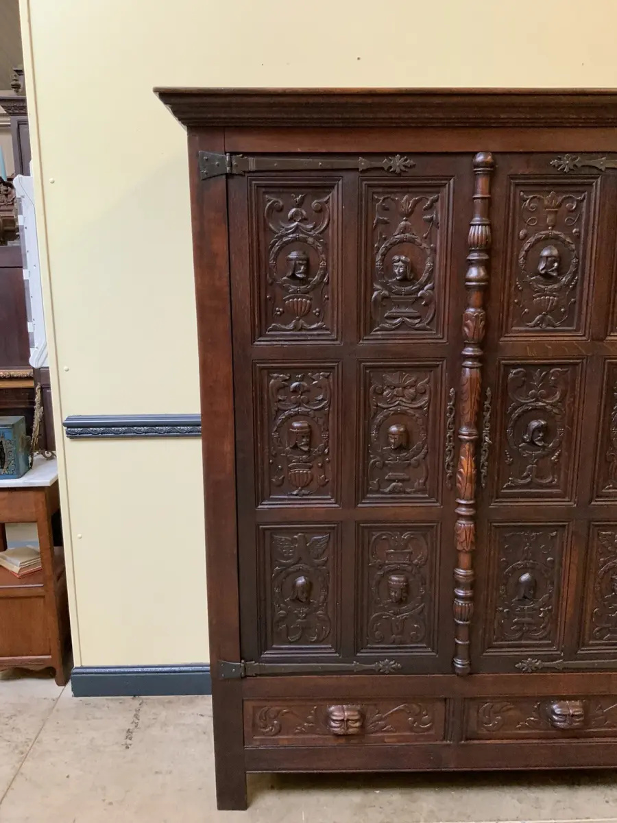 Antiker neogotischer Kleiderschrank mit Wäschefacher - Lieferung möglich! 8