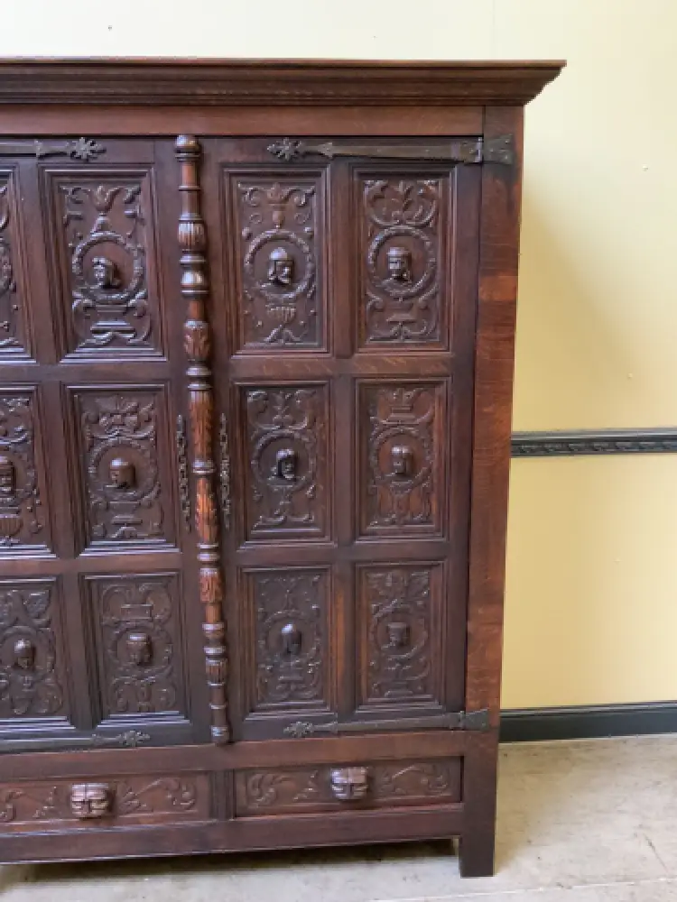 Antiker neogotischer Kleiderschrank mit Wäschefacher - Lieferung möglich! 9