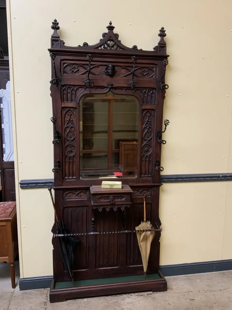 Antike Neogotische Gaderobe mit Schub - Lieferung möglich! 1