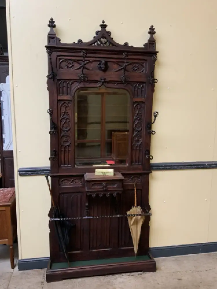 Antike Neogotische Gaderobe mit Schub - Lieferung möglich! 1