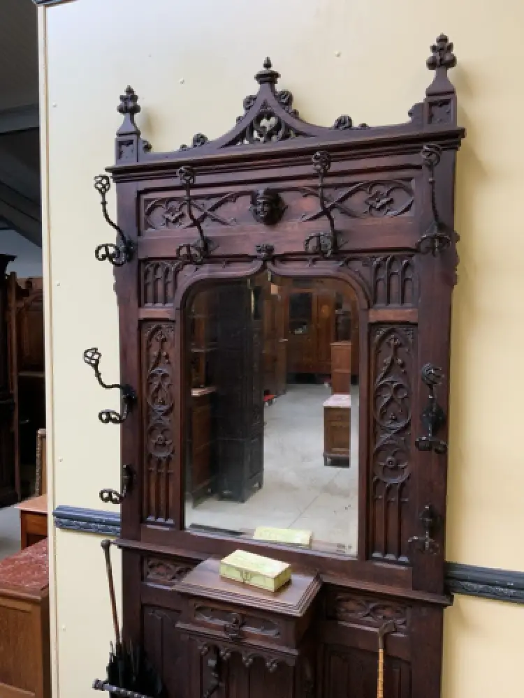 Antike Neogotische Gaderobe mit Schub - Lieferung möglich! 15