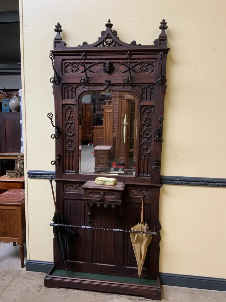 Antike Neogotische Gaderobe mit Schub - Lieferung möglich! 2