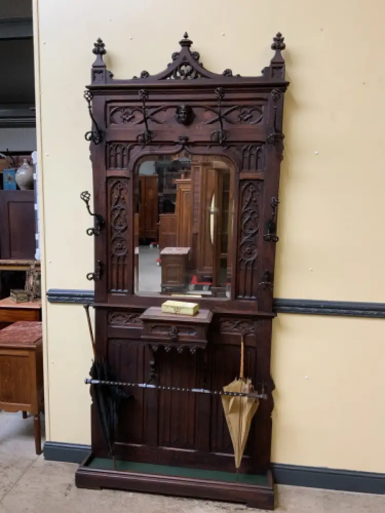 Antike Neogotische Gaderobe mit Schub - Lieferung möglich! 2