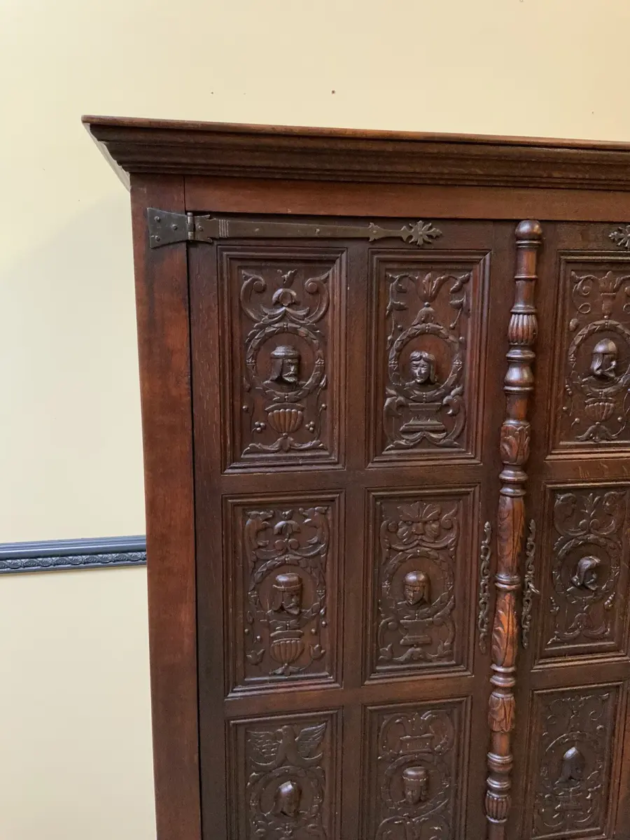 Antiker neogotischer Kleiderschrank mit Wäschefach - Lieferung möglich! 10