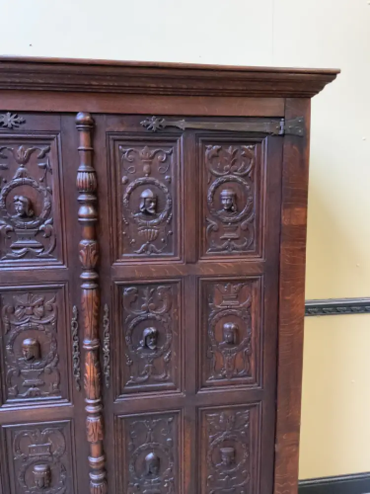 Antiker neogotischer Kleiderschrank mit Wäschefach - Lieferung möglich! 11