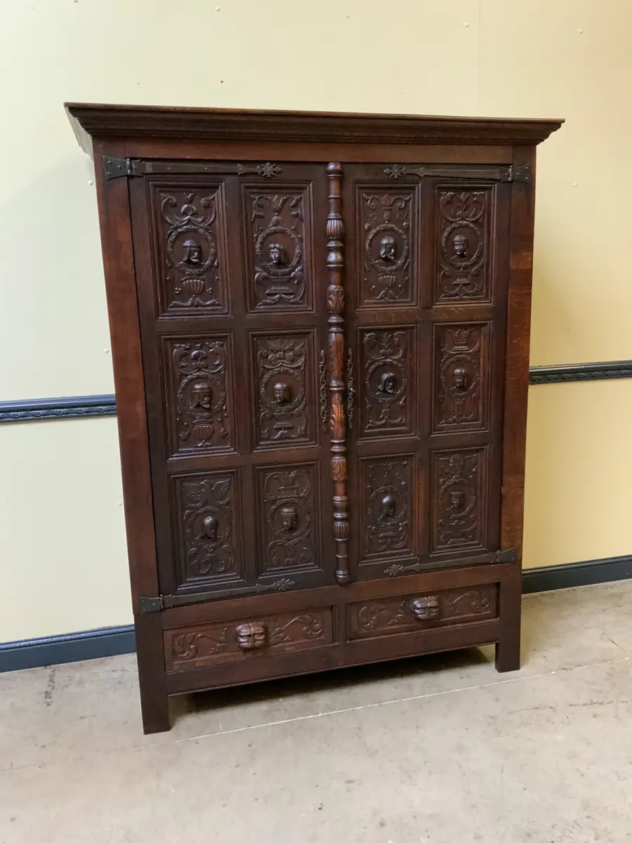 Antiker neogotischer Kleiderschrank mit Wäschefach - Lieferung möglich! 2