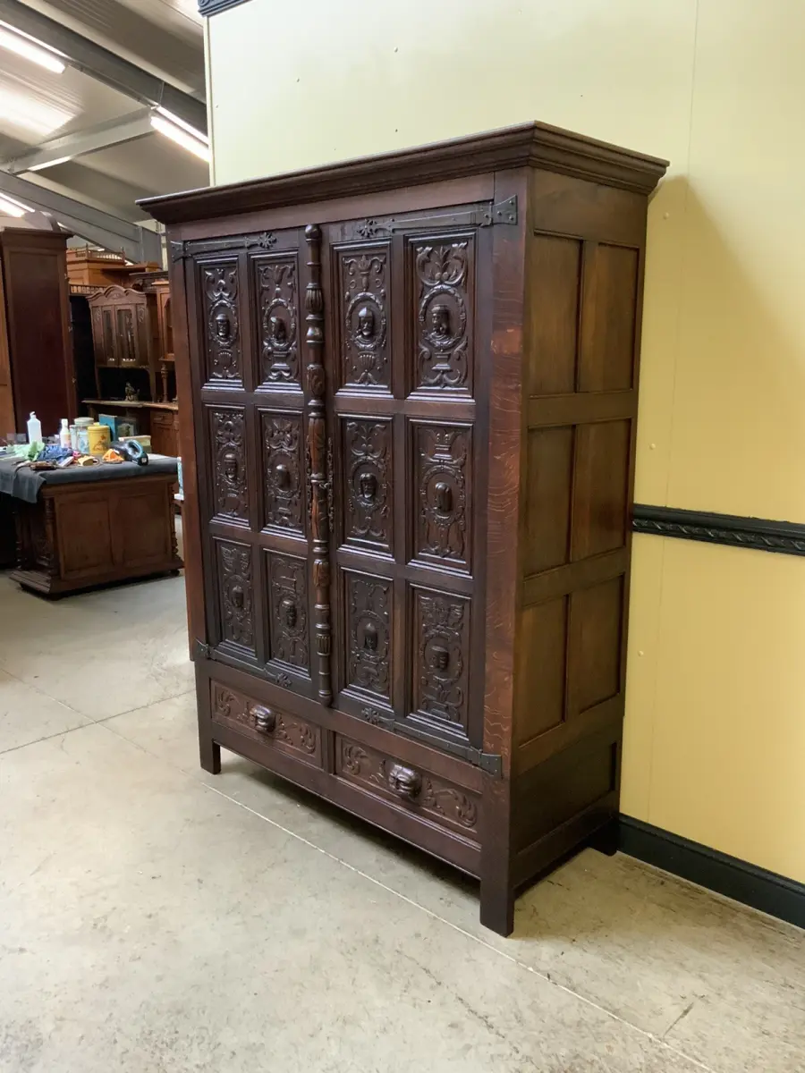 Antiker neogotischer Kleiderschrank mit Wäschefach - Lieferung möglich! 3