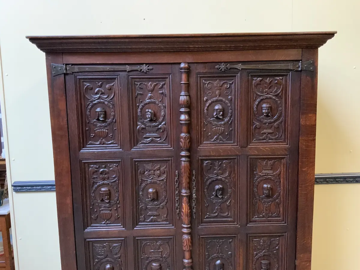 Antiker neogotischer Kleiderschrank mit Wäschefach - Lieferung möglich! 6