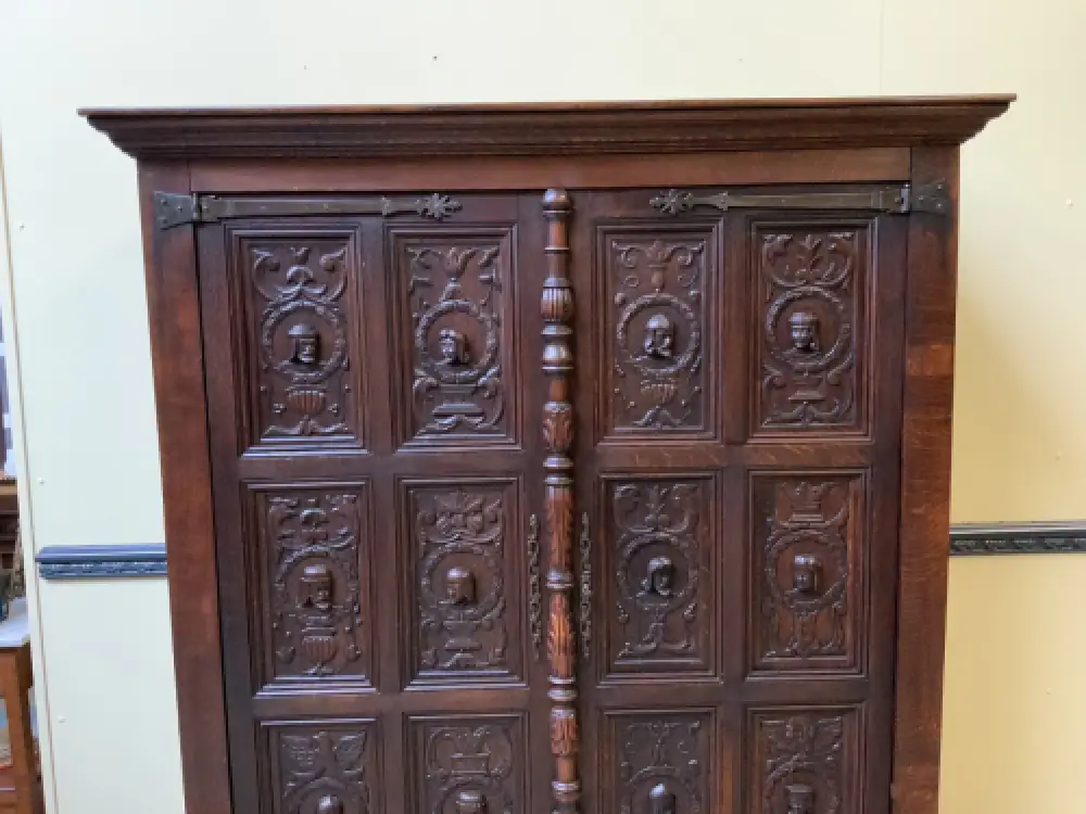 Antiker neogotischer Kleiderschrank mit Wäschefach - Lieferung möglich! 6