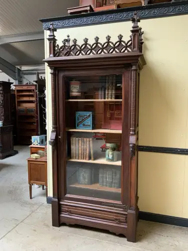 Antik - imposanter Bücherschrank, Vitrine - Neogotik - Lieferung möglich!