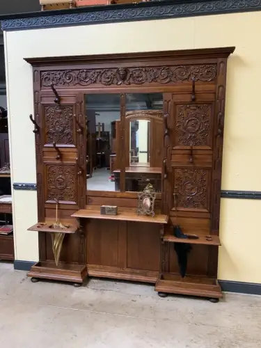 Antike sensationelle imposante Neorenaissance Garderobe.