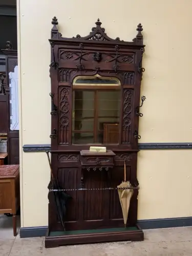 Antike Neogotische Gaderobe mit Schub - Lieferung möglich!