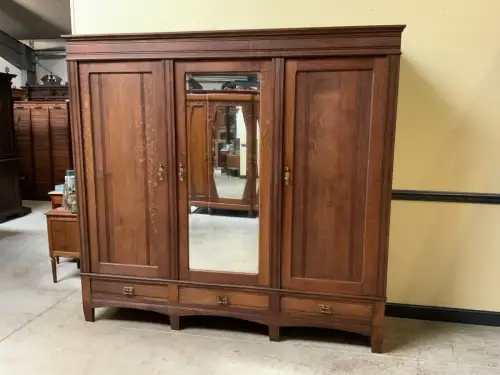 Antiker breiter Jugendstil Kleiderschrank mit Wäschefach - Lieferung möglich!