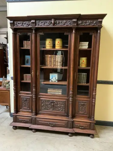 Antiker Neorenaissance Bücherschrank, Vitrine, Nußbaum - Lieferung möglich!