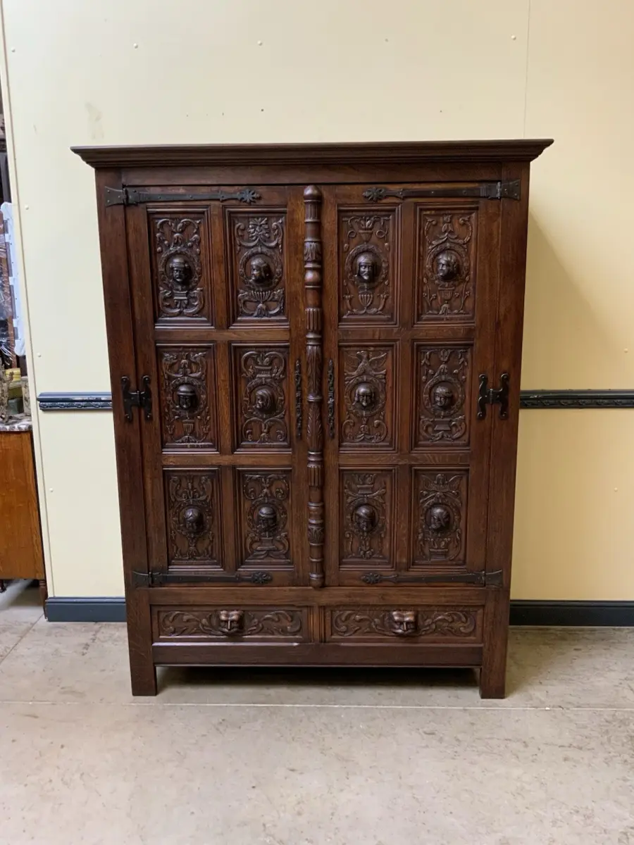 Antiker neogotischer Kleiderschrank mit Wäschefächer - Lieferung möglich!