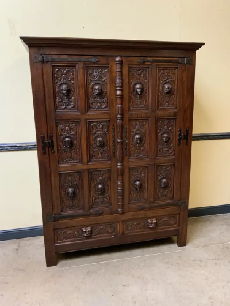 Antiker neogotischer Kleiderschrank mit Wäschefächer - Lieferung möglich! 2