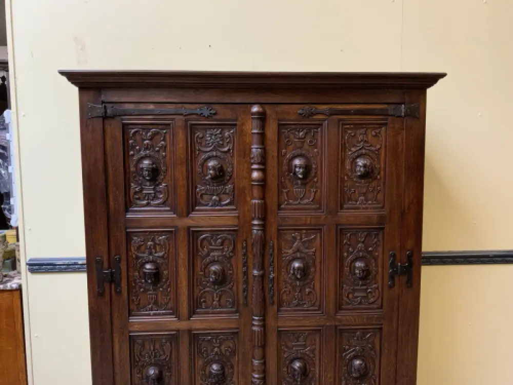 Antiker neogotischer Kleiderschrank mit Wäschefächer - Lieferung möglich! 6